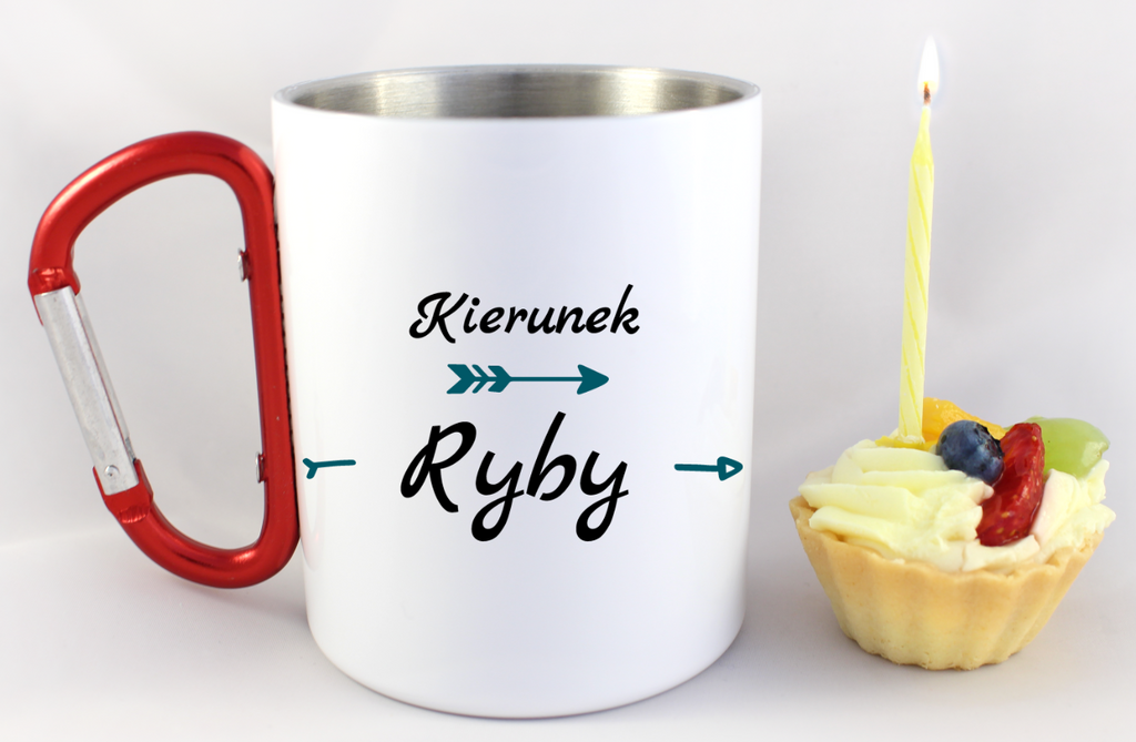Kubek biały z czerwonym karabińczykiem i nadrukiem „Kierunek ryby” – wędkarstwo #4