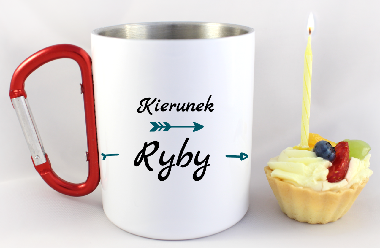 Kubek biały z czerwonym karabińczykiem i nadrukiem „Kierunek ryby” – wędkarstwo #4