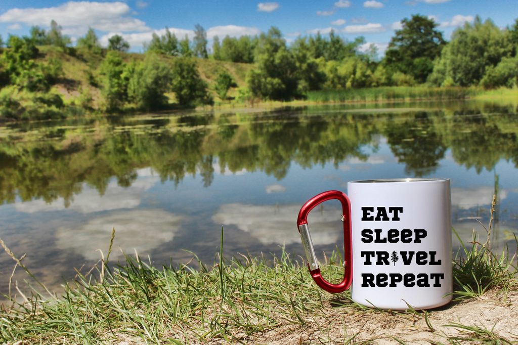 Kubek biały z czerwonym karabińczykiem z nadrukiem „Eat Sleep Travel Repeat” – trekking, podróż #5