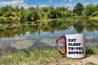 Kubek biały z czerwonym karabińczykiem z nadrukiem „Eat Sleep Travel Repeat” – trekking, podróż #5