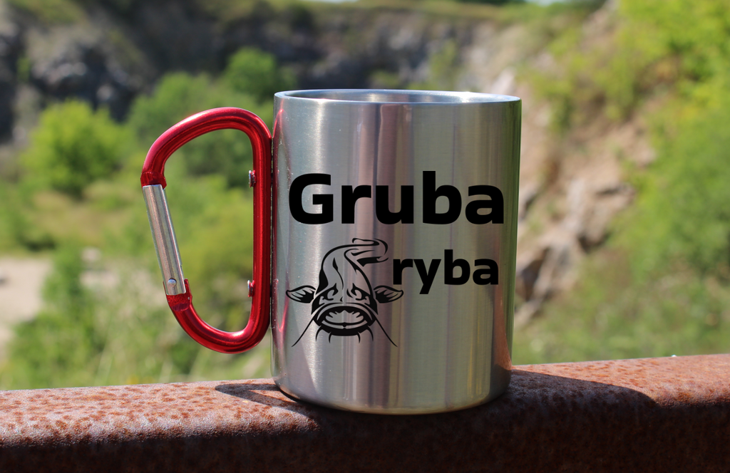 Kubek z czerwonym karabińczykiem i nadrukiem „Gruba ryba” – wędkarstwo #10