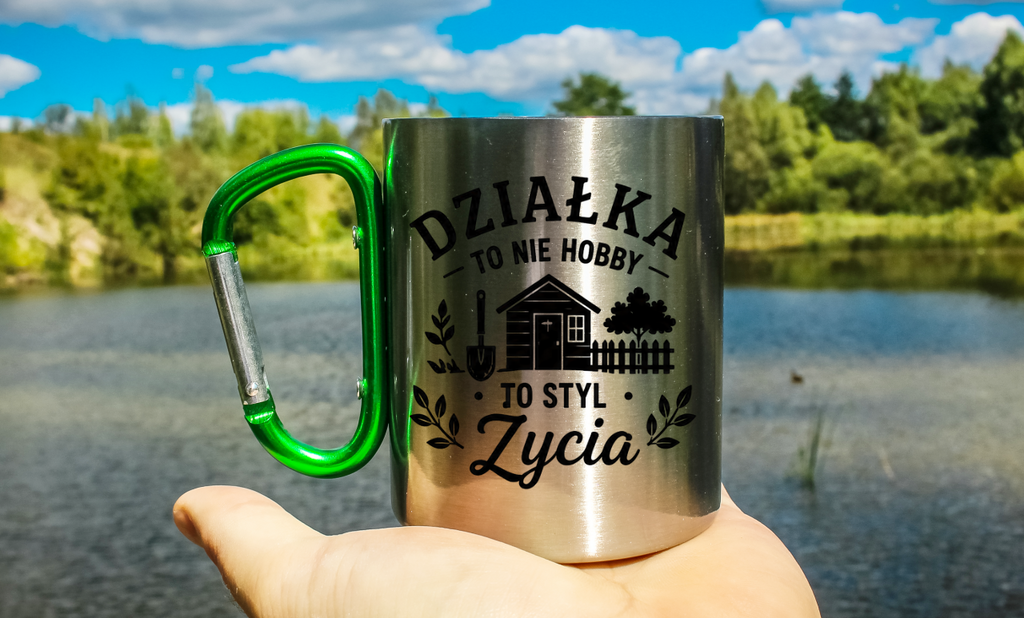 Kubek z zielonym karabińczykiem z nadrukiem „Działka to nie hobby, to styl życia” – działka, ogród #4