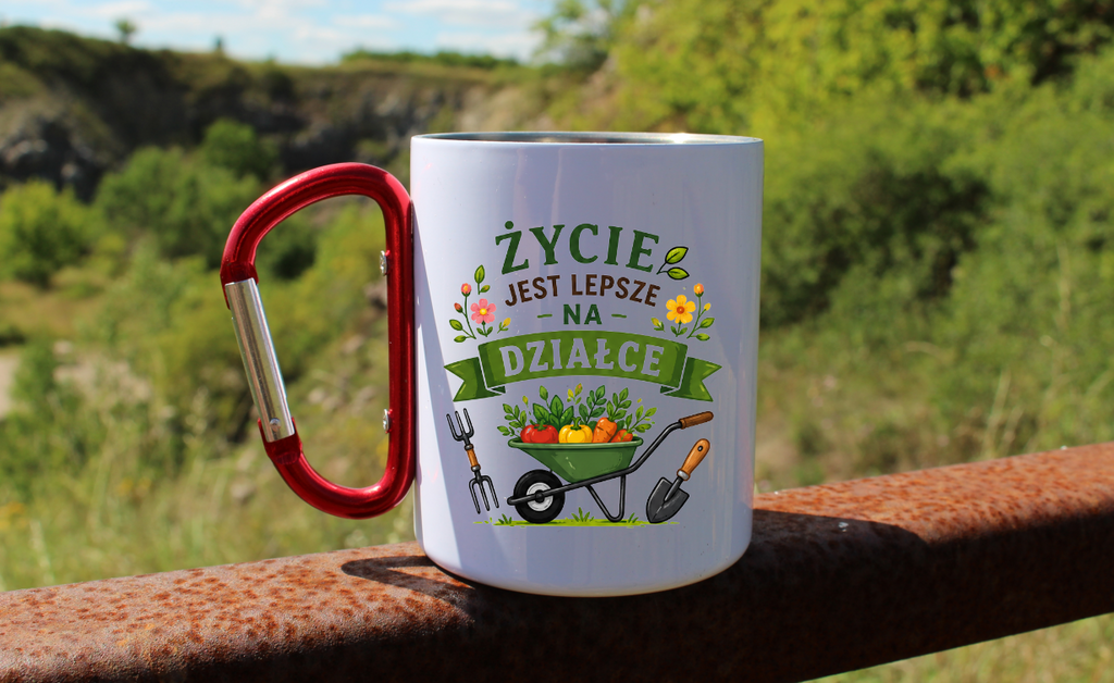 Kubek biały z czerwonym karabińczykiem „Życie jest lepsze na działce” – działka, ogród #3