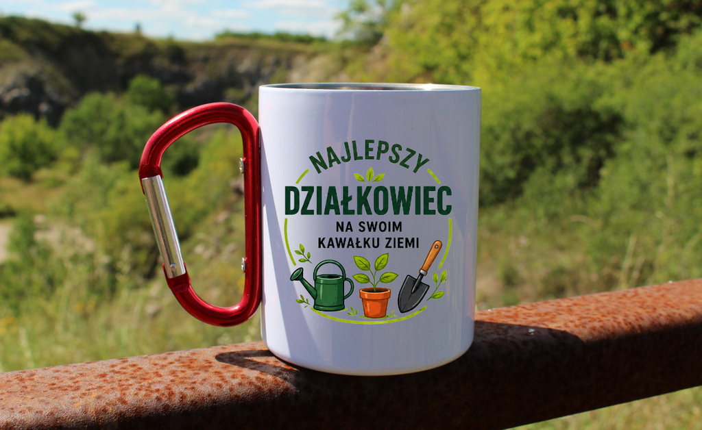 Kubek biały z czerwonym karabińczykiem „Najlepszy działkowiec na swoim kawałku ziemi” – działka, ogród #4