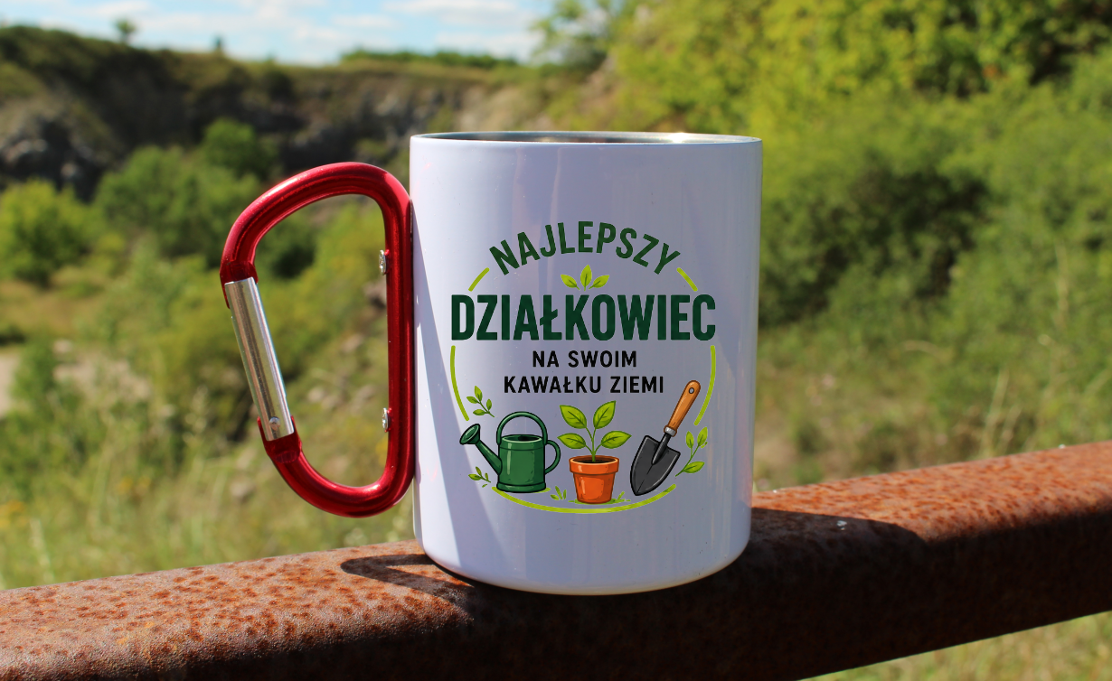 Kubek biały z czerwonym karabińczykiem „Najlepszy działkowiec na swoim kawałku ziemi” – działka, ogród #4
