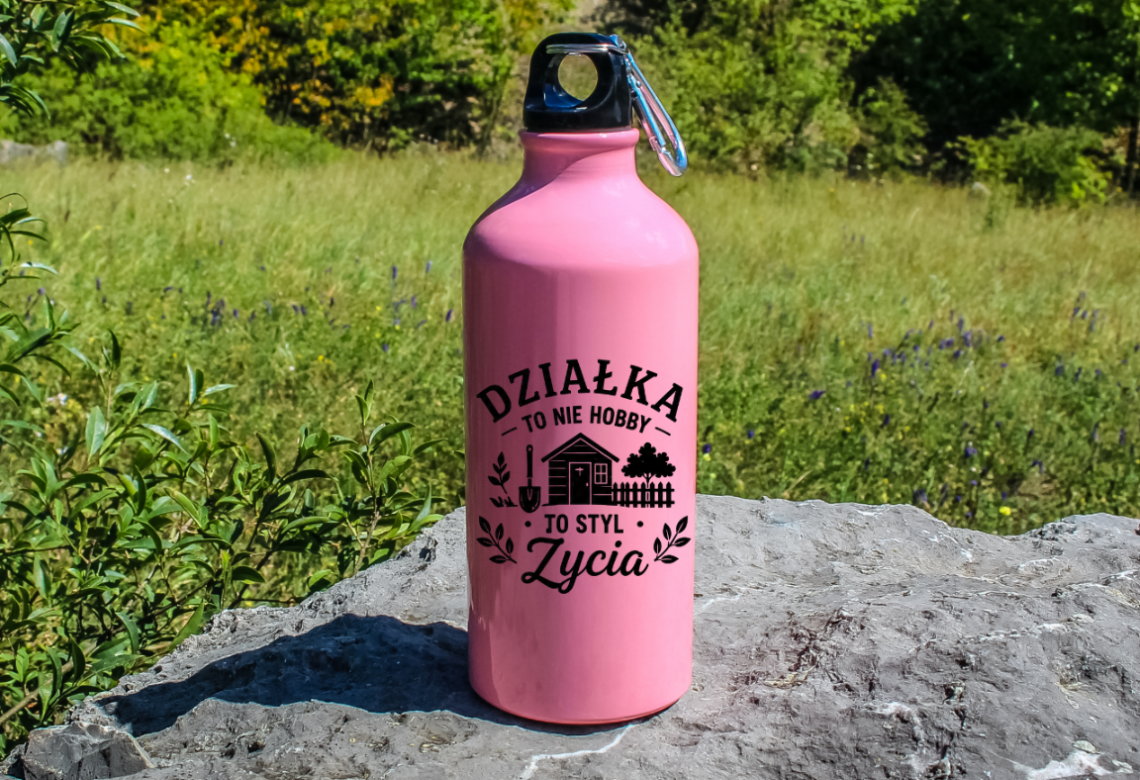 Butelka różowa 600 ml z nadrukiem „Działka to nie hobby, to styl życia” – do ogrodu #4