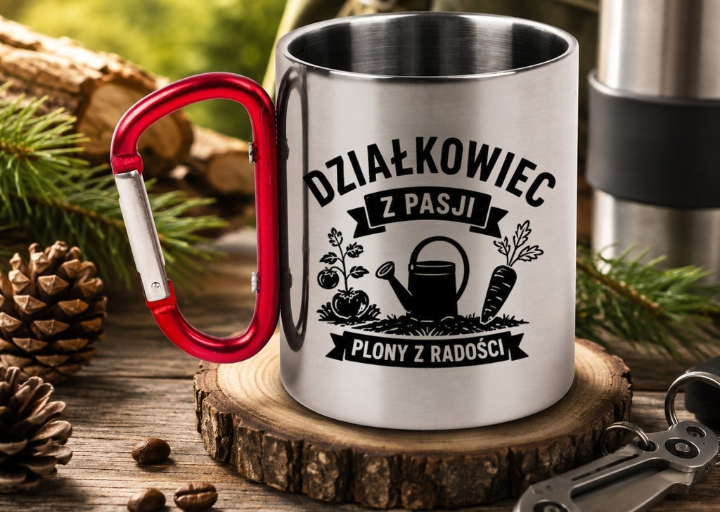 Kubek z czerwonym karabińczykiem „Działkowiec z pasji, plony z radości” – do ogrodu #1