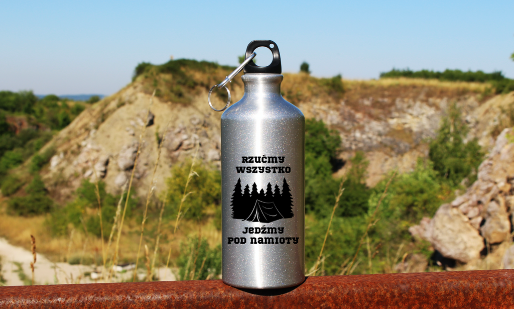 Bidon srebrny 500 ml z nadrukiem „Rzućmy wszystko, jedź pod namioty” – namioty, camping, wyprawa #9