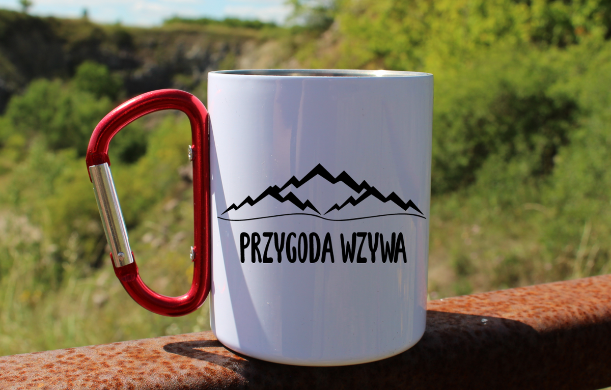 Kubek biały z czerwonym karabińczykiem, nadruk „Przygoda wzywa” – podróż, travel #9