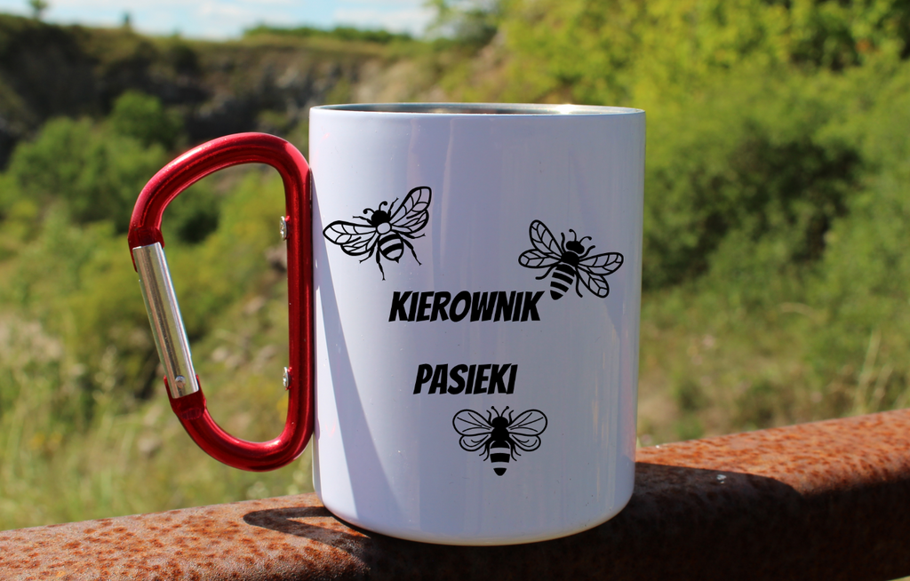 Kubek biały z czerwonym karabińczykiem nadruk "Kierownik pasieki" #2