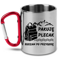 Kubek z czerwonym karabińczykiem i nadrukiem „Pakuję plecak, ruszam po przygodę” – trekking #3