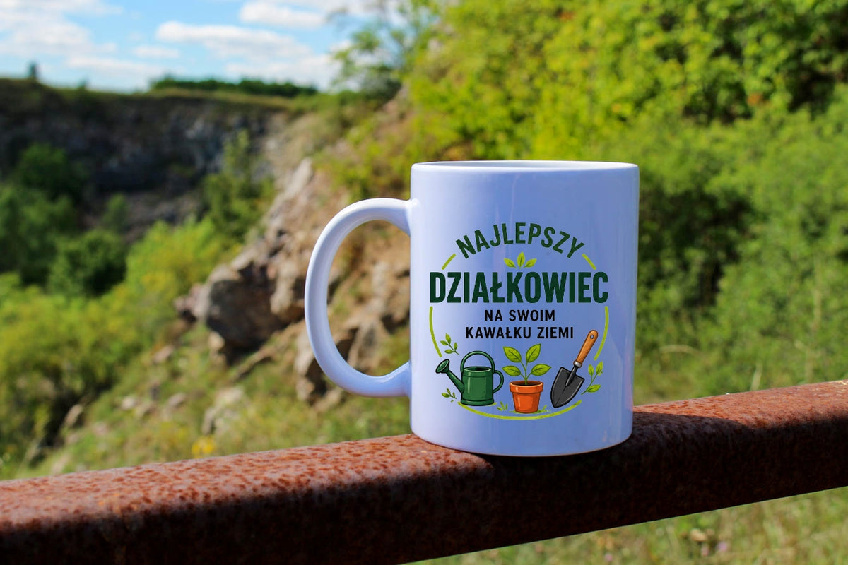 Kubek biały z nadrukiem „Najlepszy działkowiec na swoim kawałku ziemi” – ogród, działka #4