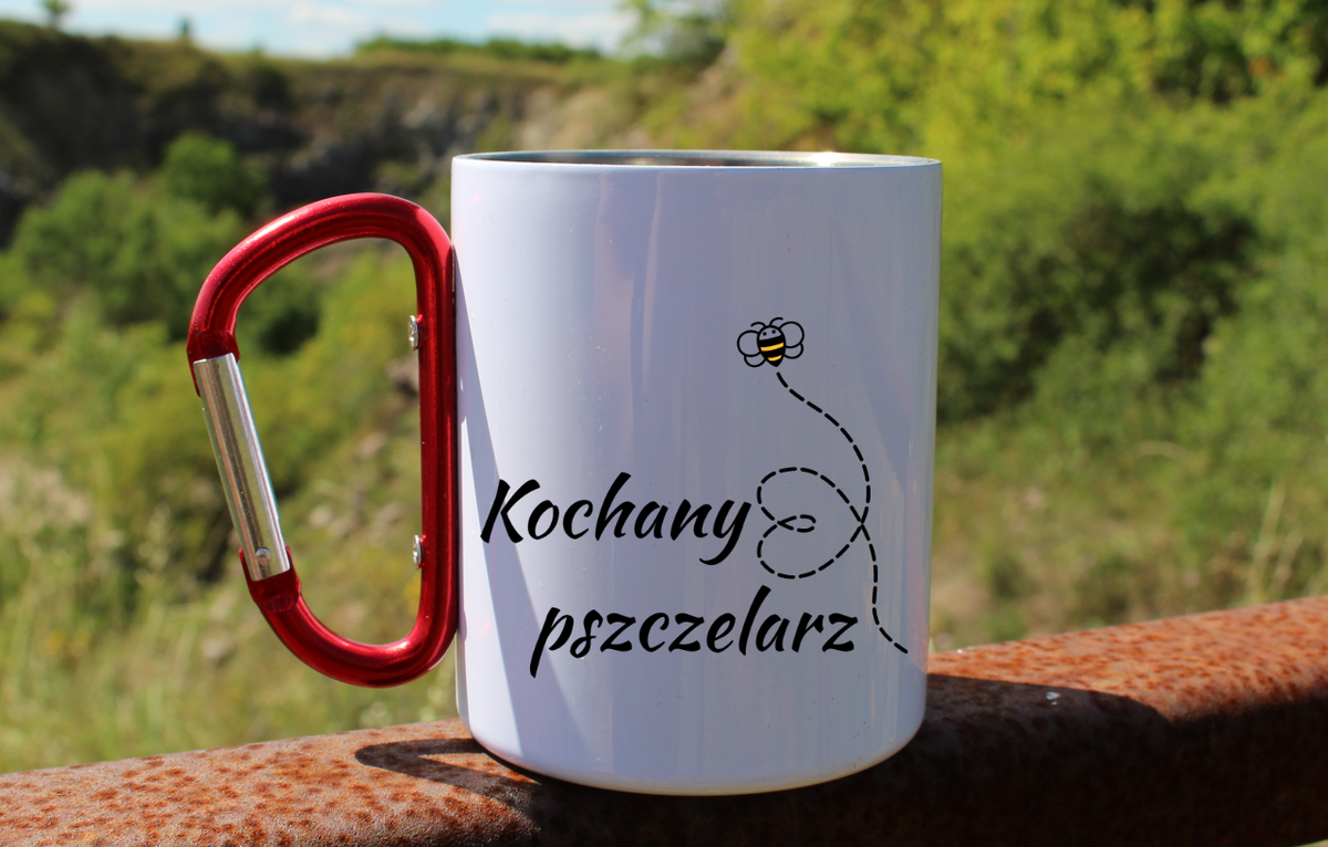 Kubek biały z czerwonym karabińczykiem i nadrukiem „Kochany pszczelarz” – pszczelarstwo #6