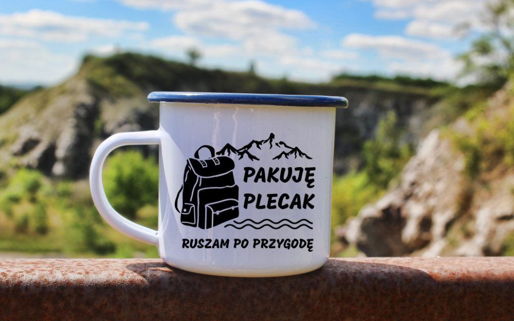 Kubek emaliowany biały z nadrukiem „Pakuję plecak, ruszam po przygodę” – góry #3