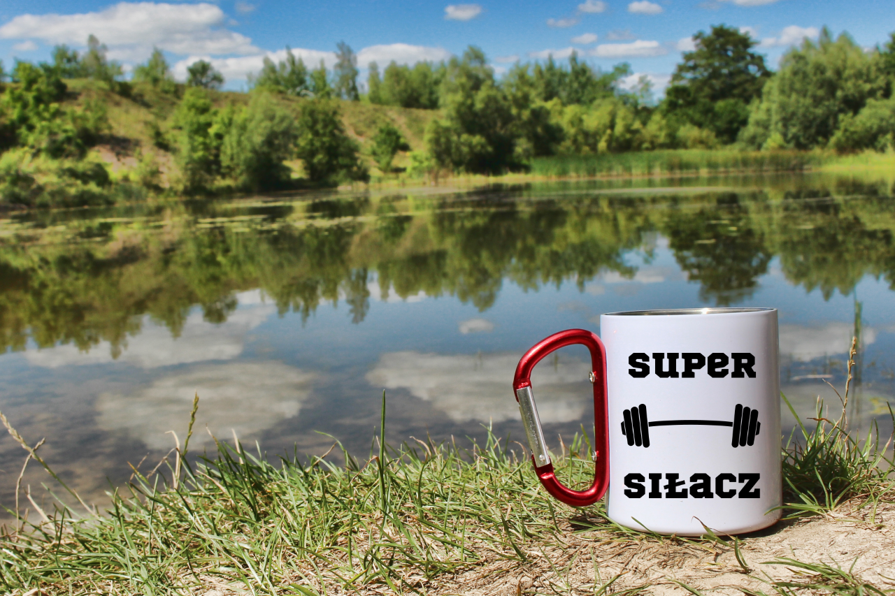 Kubek biały z czerwonym karabińczykiem i nadrukiem „Super Siłacz” – na siłownię #3