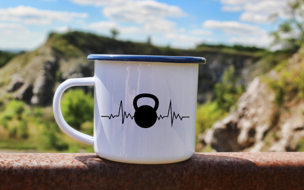 Kubek emaliowany biały z nadrukiem kettlebell i linią życia – siłownia #4