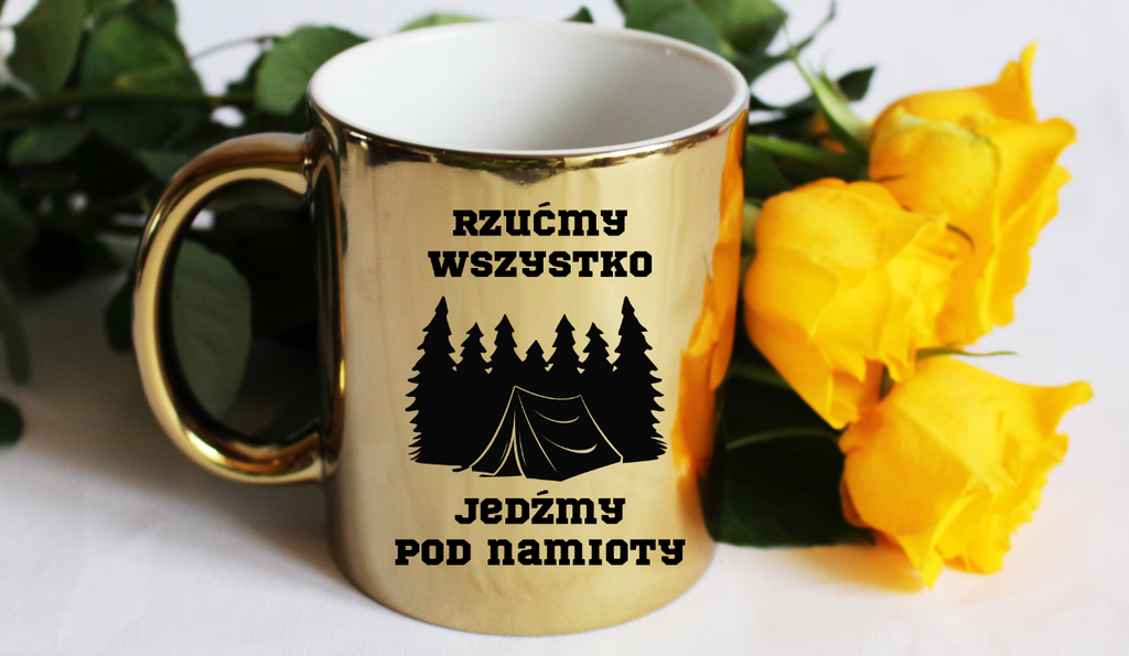Kubek złoty z nadrukiem „Rzućmy wszystko, jedźmy pod namioty” – camping #10