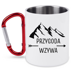 Kubek biały z czerwonym karabińczykiem, nadruk „Przygoda wzywa” - podróż, przygody #3