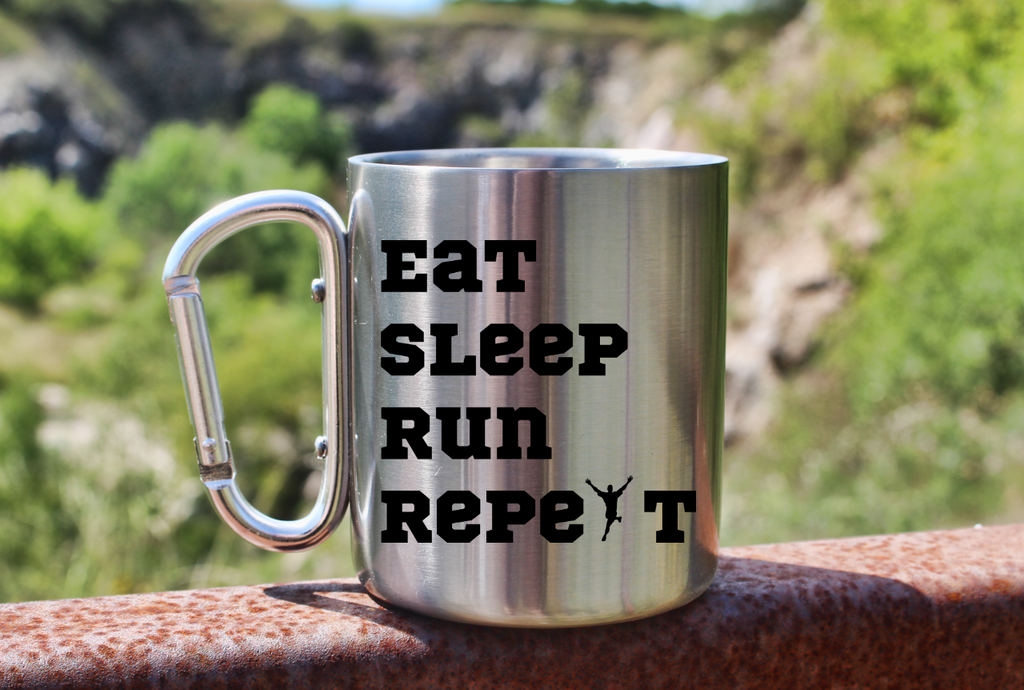 Kubek ze srebrnym karabińczykiem – z nadrukiem "Eat Sleep Run Repeat" – dla panów, bieganie #11