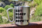 Kubek ze srebrnym karabińczykiem – z nadrukiem "Eat Sleep Run Repeat" – dla panów, bieganie #11