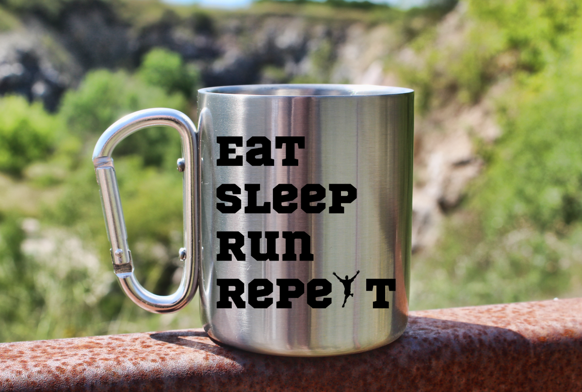 Kubek ze srebrnym karabińczykiem – z nadrukiem "Eat Sleep Run Repeat" – dla panów, bieganie #11