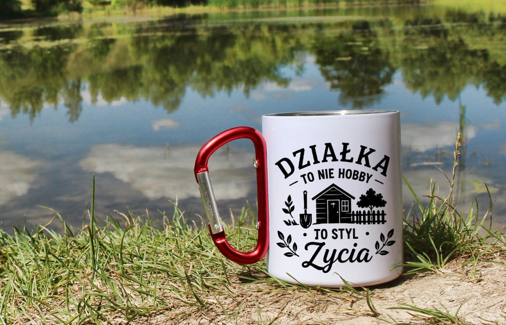 Kubek biały z czerwonym karabińczykiem „Działka to nie hobby, to styl życia” – działka, ogród #8