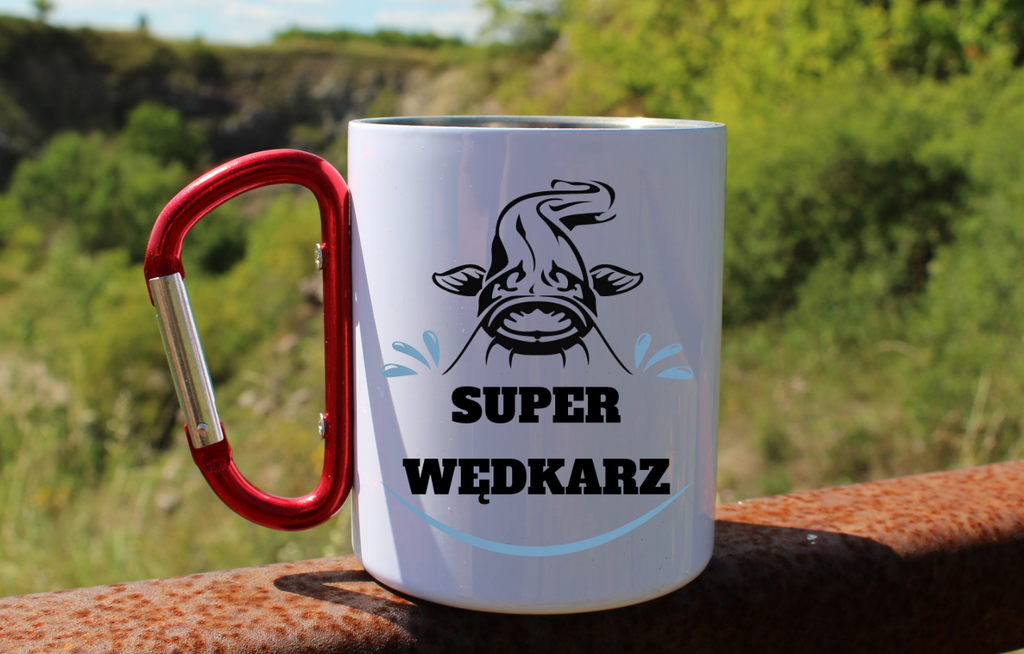 Kubek biały z czerwonym karabińczykiem i nadrukiem "Super wędkarz" – wędkarstwo #9