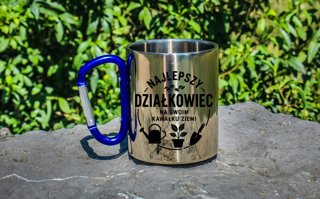 Kubek niebieski karabińczyk "Najlepszy działkowiec na swoim kawałku ziemi" - na działkę #5