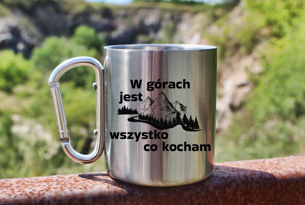 Kubek ze srebrnym karabińczykiem, nadruk "W górach jest wszystko, co kocham" #1