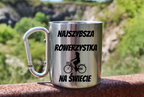 Kubek ze srebrnym karabińczykiem z nadrukiem „Najlepsza rowerzystka na świecie” – dla rowerzystki #1