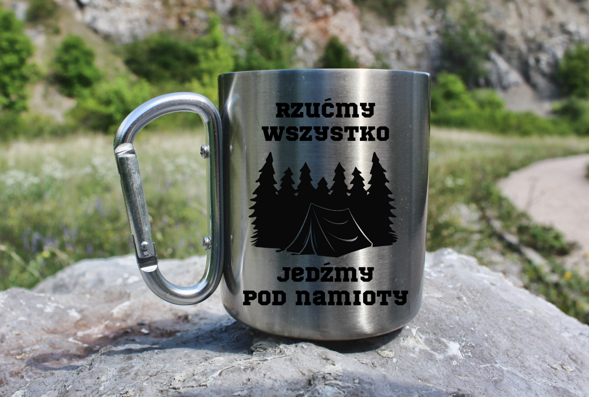 Kubek karabińczyk srebrny z nadrukiem „Rzućmy wszystko, jedźmy pod namioty” – namioty, camping #10