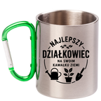 Kubek z zielonym karabińczykiem z nadrukiem „Najlepszy działkowiec na swoim kawałku ziemi” – działka, ogród #5