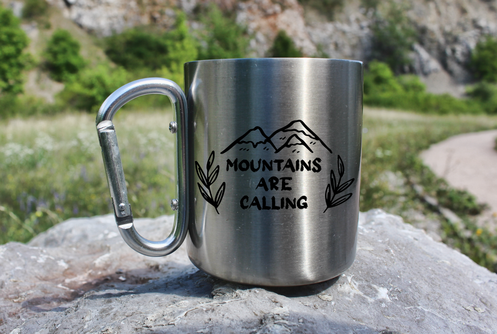 Kubek ze srebrnym karabińczykiem z nadrukiem „Mountains are calling” – góry #8