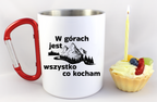 Kubek biały z czerwonym karabińczykiem, nadruk „W górach jest wszystko, co kocham” #1