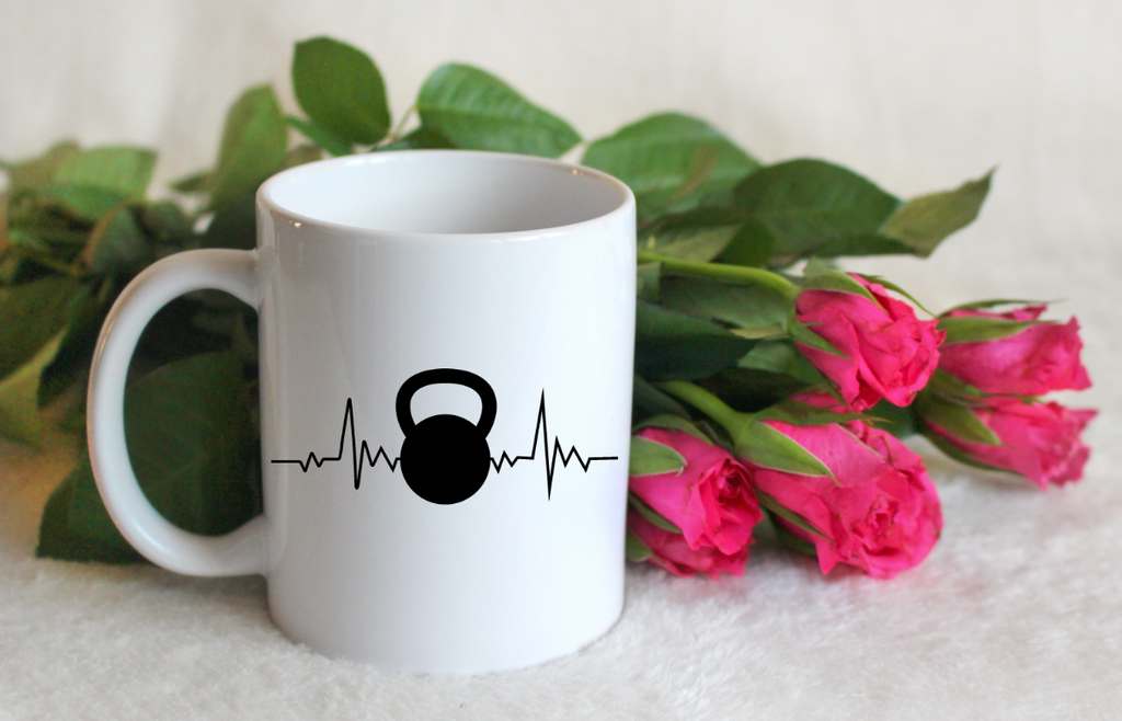 Kubek biały z grafiką kettlebell i linia życia – na prezent, siłownia #4
