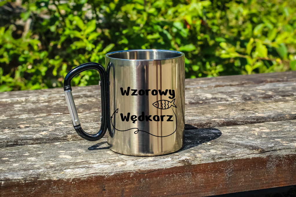 Kubek metalowy 300 ml z czarnym karabińczykiem i nadrukiem „Wzorowy Wędkarz” #1