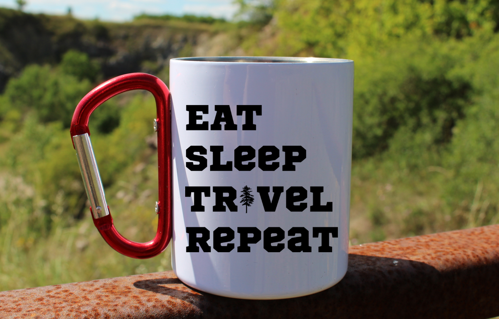 Kubek biały z czerwonym karabińczykiem z nadrukiem „Eat Sleep Travel Repeat” – trekking, podróż #5