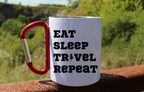 Kubek biały z czerwonym karabińczykiem z nadrukiem „Eat Sleep Travel Repeat” – trekking, podróż #5