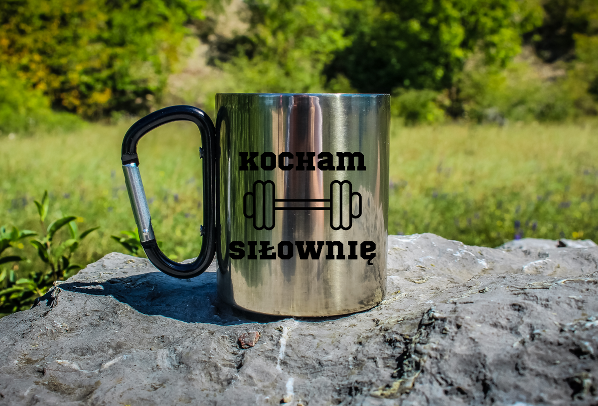 Kubek czarny karabińczyk z nadrukiem "Kocham Siłownię" – siłownia #1
