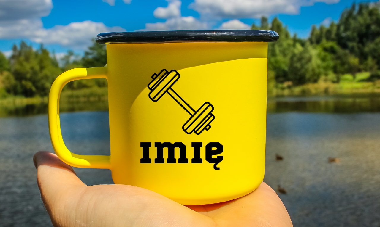 Kubek emaliowany żółty z grafiką hantli i imieniem do wyboru – na siłownię #4