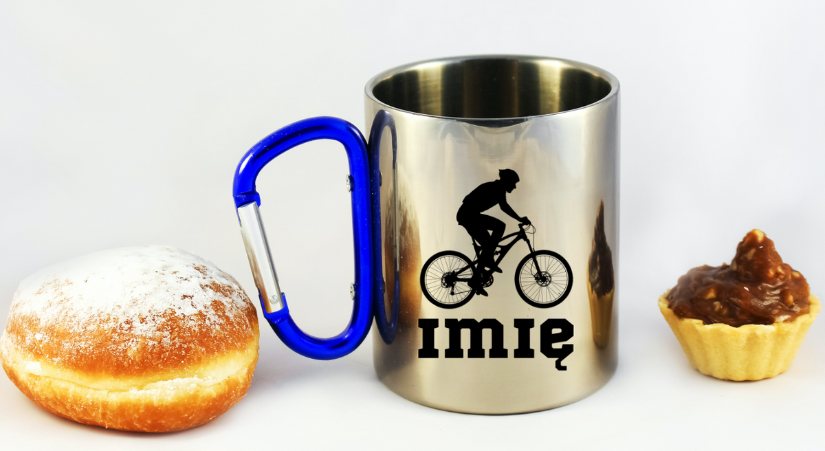Kubek z niebieskim karabińczykiem, grafiką roweru i imieniem do wyboru – dla rowerzysty #5