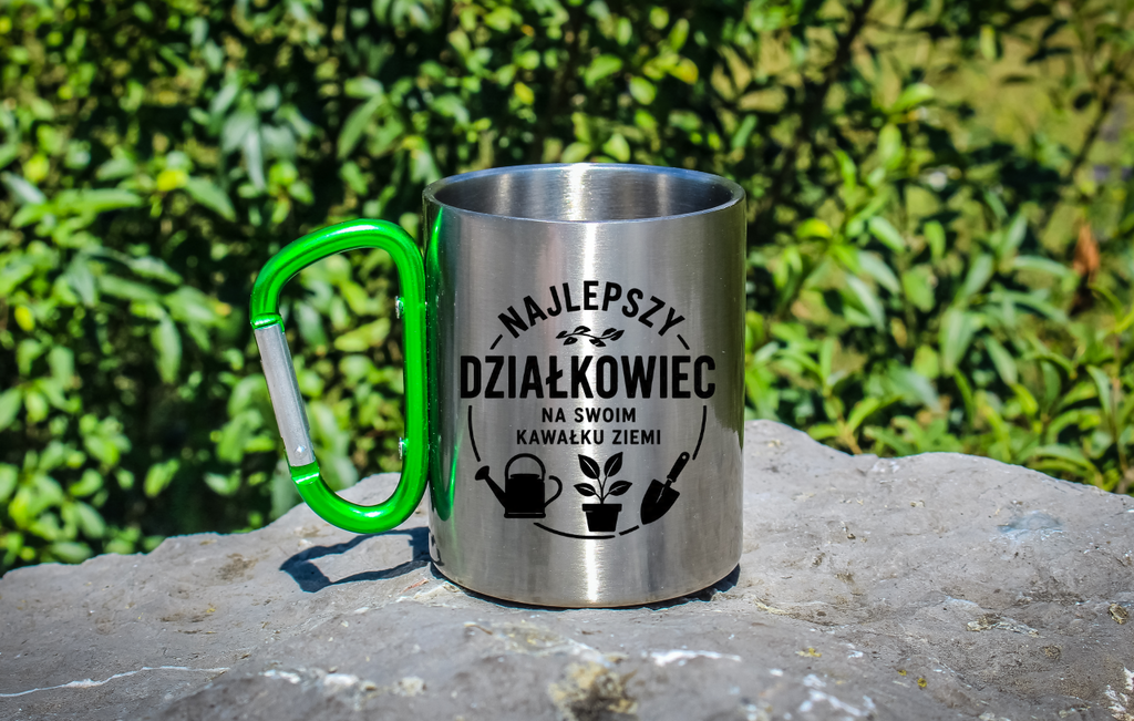 Kubek z zielonym karabińczykiem z nadrukiem „Najlepszy działkowiec na swoim kawałku ziemi” – działka, ogród #5