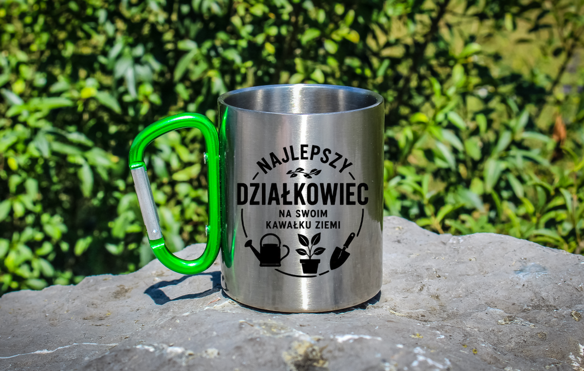 Kubek z zielonym karabińczykiem z nadrukiem „Najlepszy działkowiec na swoim kawałku ziemi” – działka, ogród #5