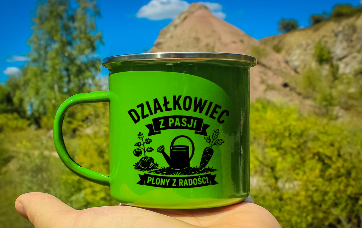 Kubek emaliowany zielony z nadrukiem "Działkowiec z pasji, plony z radości" #1