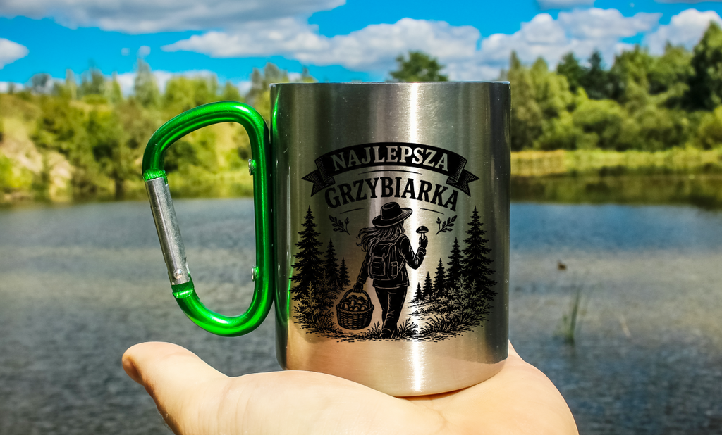 Kubek z zielonym karabińczykiem z nadrukiem „Najlepsza Grzybiarka” – na grzyby #3