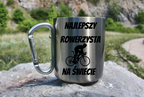 Kubek ze srebrnym karabińczykiem z nadrukiem „Najlepszy rowerzysta na świecie” – dla rowerzysty #11