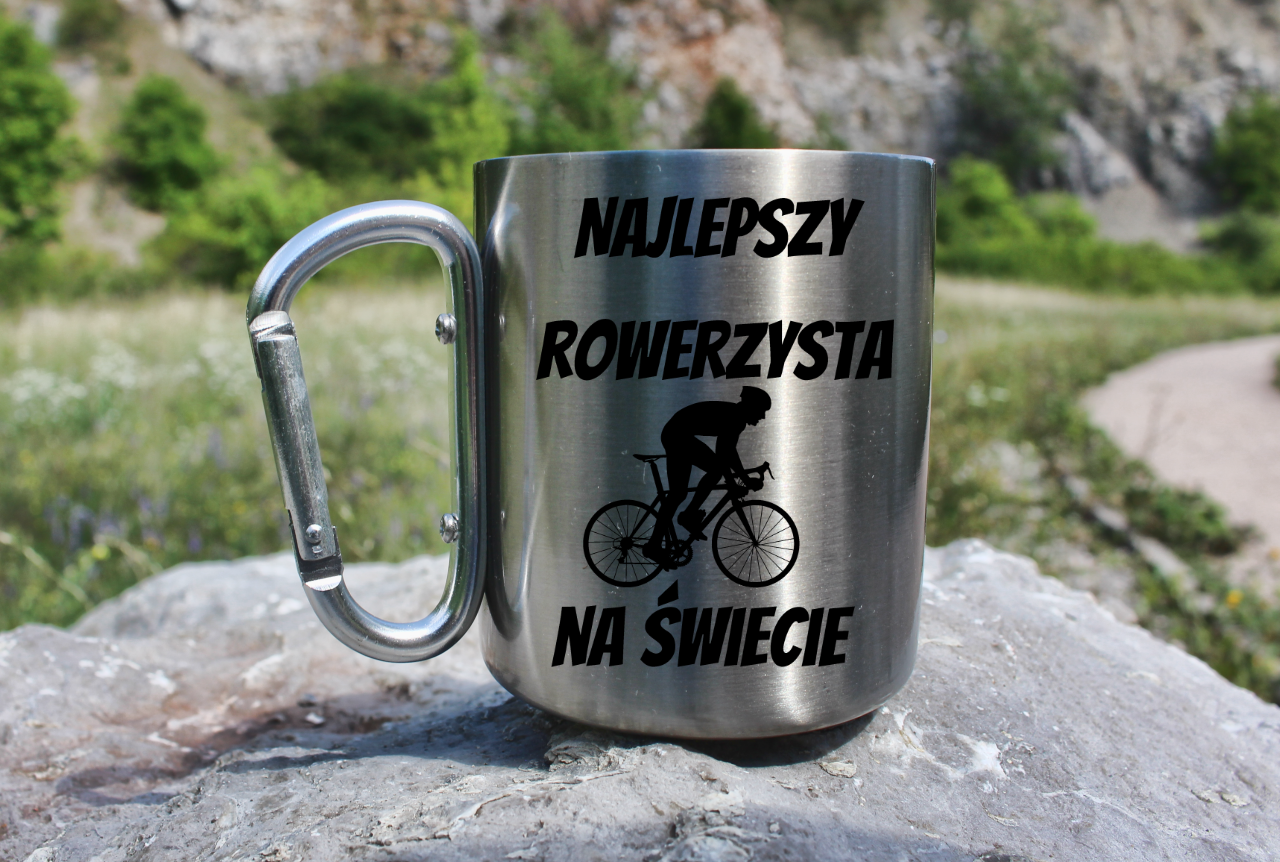 Kubek ze srebrnym karabińczykiem z nadrukiem „Najlepszy rowerzysta na świecie” – dla rowerzysty #11