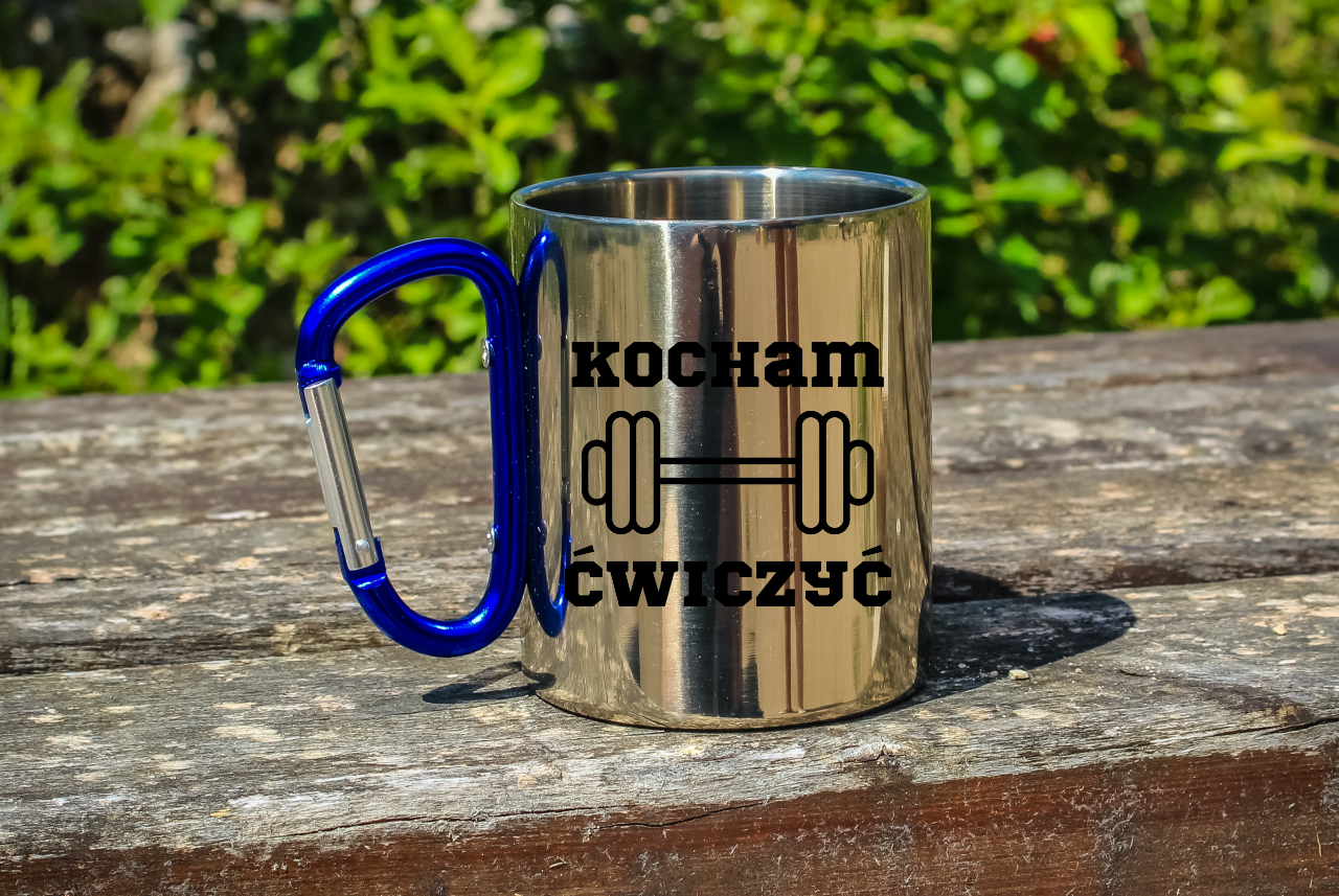 Kubek z niebieskim karabińczykiem i nadrukiem „Kocham Ćwiczyć” – siłownia #2