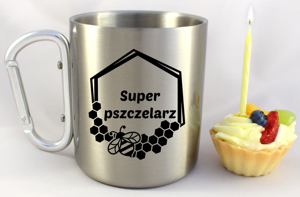 Kubek metalowy ze srebrnym karabińczykiem z nadrukiem „Super pszczelarz” – pszczelarstwo #9