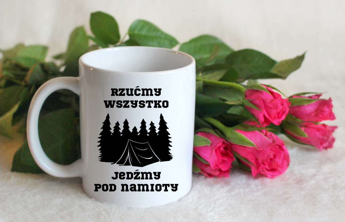 Kubek biały z nadrukiem „Rzućmy wszystko, jedźmy pod namioty” – camping #10